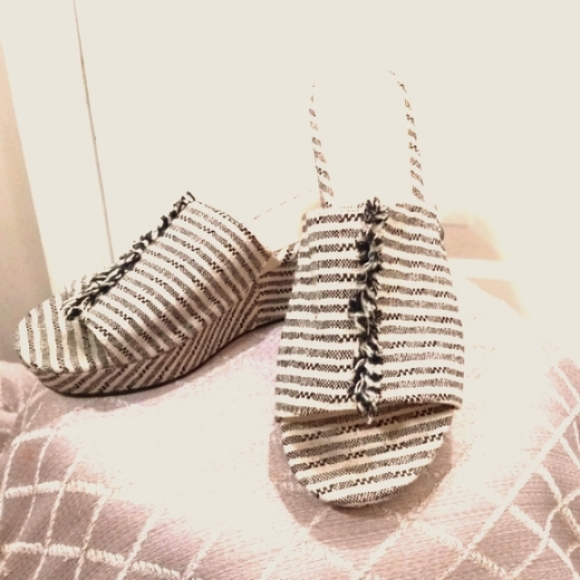 Vera Wang, Sz 10 med, Wedge Slip On Sandals Black/White - Picture 1 of 7